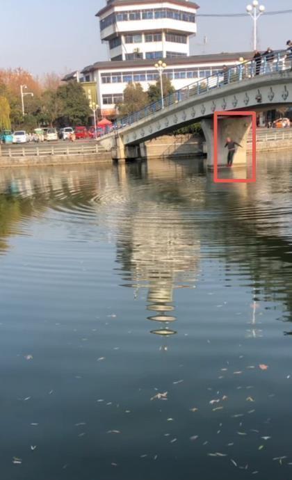 落水女高中生家长含泪跪谢救人男子