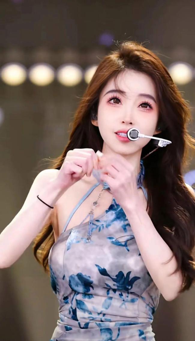 冯提莫直播间换装被封禁，粉丝呼吁理解艺术表达