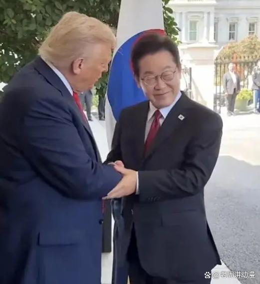 APEC峰会最后一天 韩国民众在会场外“倒地装死”抗议特朗普的关税