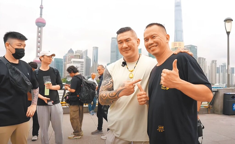 网红“馆长”陈之汉11日逛上海外滩，沿路热情粉丝不断前来合影。（摘自馆长直播《汉我游上海》）