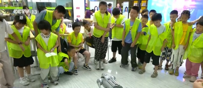 “苏超”队员教踢球！多地暑托班开班 孩子很喜欢