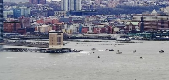 美国纽约一架直升机坠河 至少3人死亡