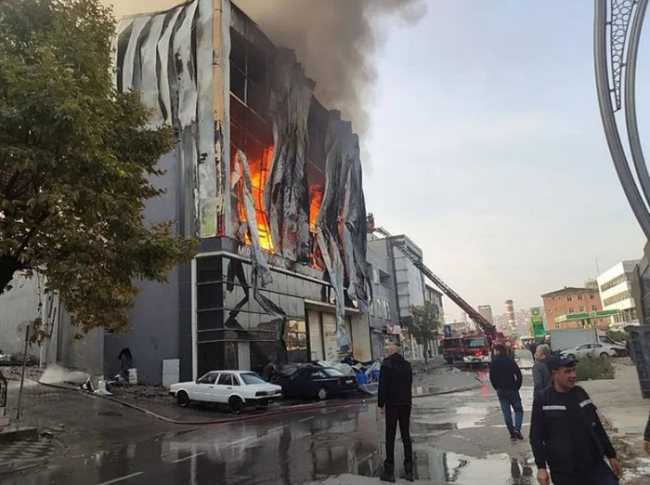 土耳其一香水仓库突发火灾 致6死1伤