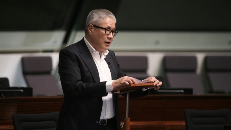 管浩鸣指有市民向他反映质疑只向长者和弱势社群开刀。 陈浩元摄.jpg