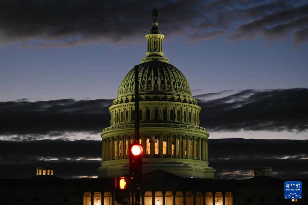 这是10月15日在美国华盛顿拍摄的国会大厦。新华社记者 李睿 摄