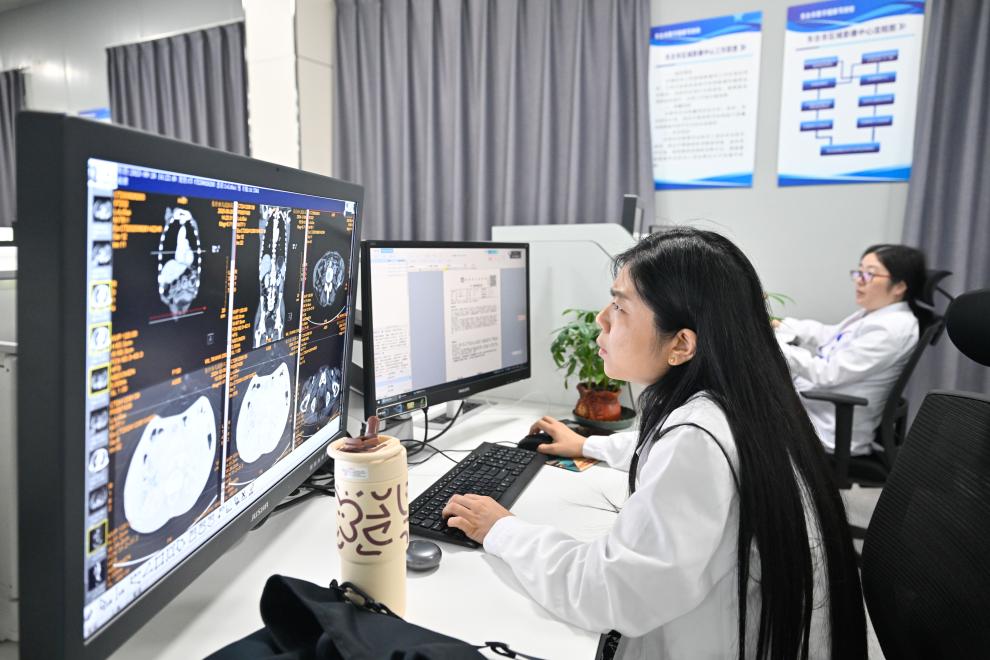 8月26日，在江苏省东台市数字健康驾驶舱，影像云诊中心的医务人员集中读片。新华社记者 季春鹏 摄