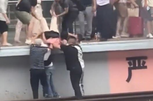 郴州男子家事争执跳高铁轨，3乘客协助对方家人，将跳轨男抬起救回。