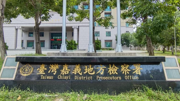 嘉义母子因债务问题陈尸租屋处，地检署今天相验调查死因。