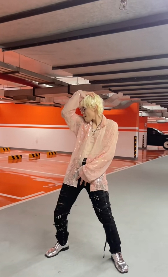 向佐在抖音上载一条跳舞影片。