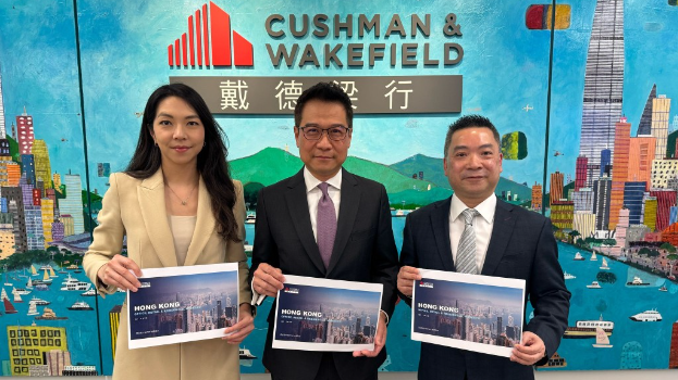 戴德梁行香港董事总经理萧亮辉(中)表示,随着政府放宽100元住宅物业印花税至楼价400万或以下物业,上车客及投资者加快人市步伐,3月住宅交投明显较今年首2个月活跃。 戴德梁行香港董事总经理萧亮辉(中)表示,随着政府放宽100元住宅物业印花税至楼价400万或以下物业,上车客及投资者加快人市步伐,3月住宅交投明显较今年首2个月活跃。