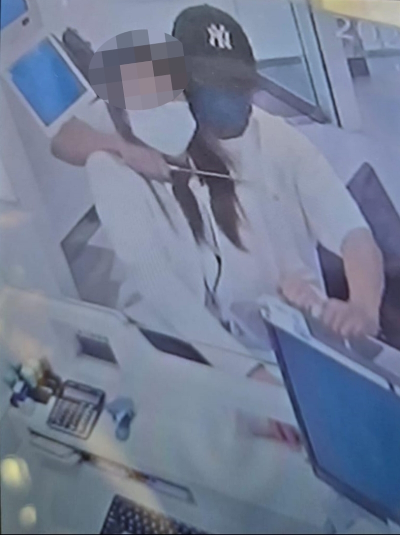 银行女职员遭匪徒持刀箍颈挟持。