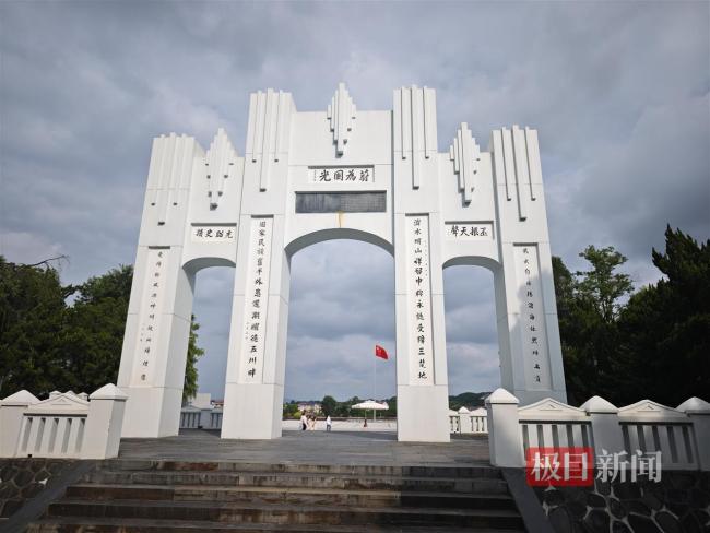 72岁游客坐9小时飞机参观受降纪念馆