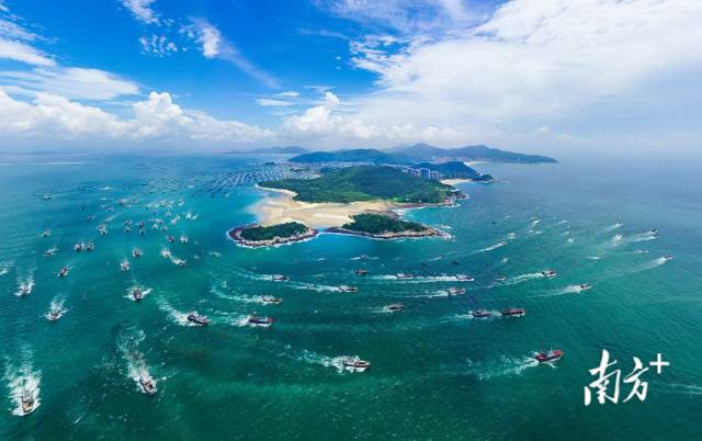 千舟竞发奔渔场。梁文栋 摄