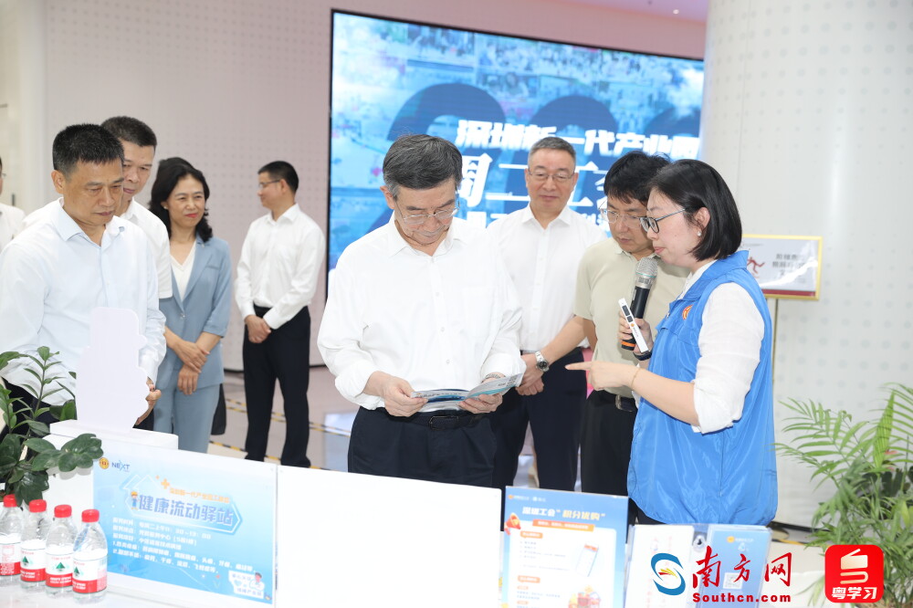 黄宁生（中）到深圳调研。通讯员供图
