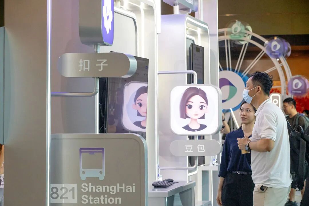 ▲&nbsp;2024火山引擎AI创新巡展（上海站），现场观众体验豆包大模型、扣子等AI产品。（视觉中国/图）