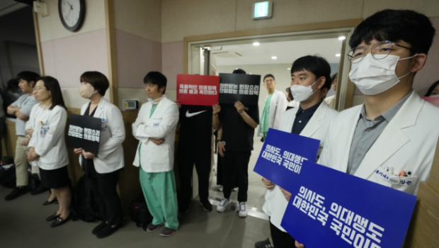 首尔国立大学医院的教授和实习医生罢工情况。 美联社 首尔国立大学医院的教授和实习医生罢工情况。 美联社