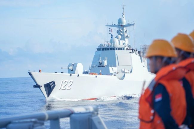 海军唐山舰、大庆舰、太湖舰奔赴亚丁湾