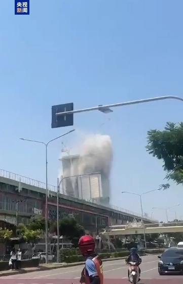 泰国曼谷市区一在建高楼因强震倒塌 多人被困