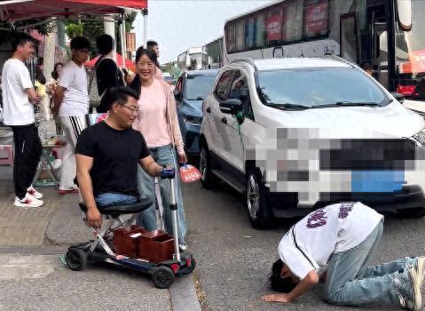 少年高考后走出考场跪谢父亲