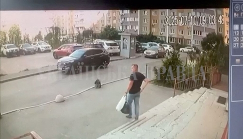 监视器录像画面10日显示，乌克兰安全局（SBU）高级军官沃罗尼奇（Ivan Voronych）周四在基辅霍洛西夫斯基（Holosiivskyi）区遇袭前的身影。