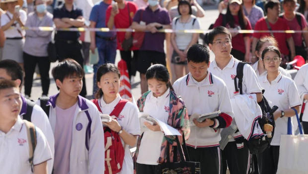 今年全国高考报名人数较2024年的1342万减少7万，是8年来首次下滑。