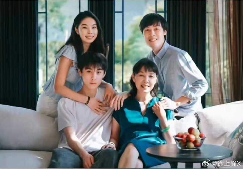 杜建英与3子女合照,大子宗继昌(后右)、二女宗婕莉、三子宗继盛。网图 杜建英与3子女合照,大子宗继昌(后右)、二女宗婕莉、三子宗继盛。网图