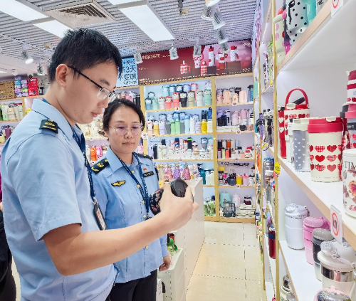 市场监管部门执法人员开展检查（通讯员供图）