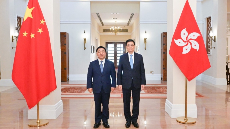 李家超(右)在礼宾府与江西省省长叶建春(左)会面。政府新闻处 李家超(右)在礼宾府与江西省省长叶建春(左)会面。政府新闻处