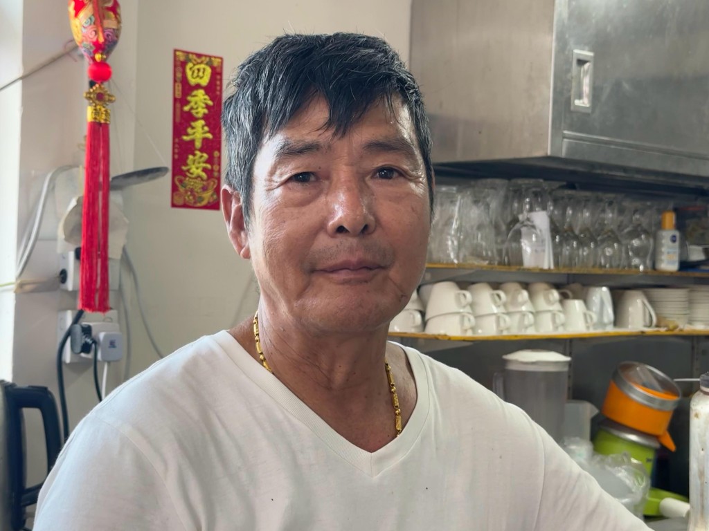 西湾村现任村长黎先生