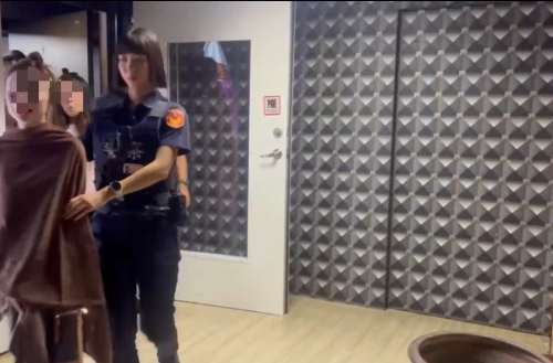 当场逮捕黄姓业者及越籍、缅甸籍三名应召女。 当场逮捕黄姓业者及越籍、缅甸籍三名应召女。