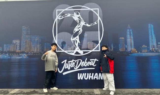 追光丨中国风街舞点燃巴黎,“小孩哥”啥来头?
