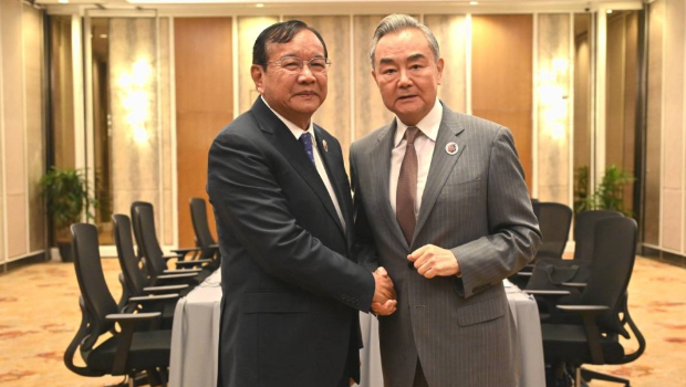 王毅在吉隆坡会见柬埔寨副首相兼外交大臣布拉索昆。新华社