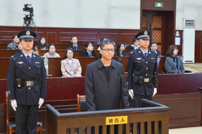 南方电网原纪检监察组组长龙飞受审 受贿613万