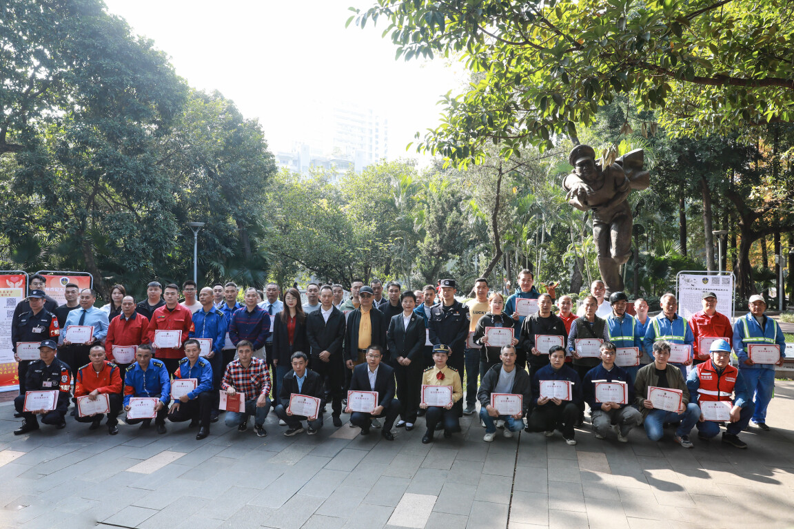 12月23日上午，广州市见义勇为基金会举行慰问奖励活动，56名见义勇为平民英雄受到慰问奖励。