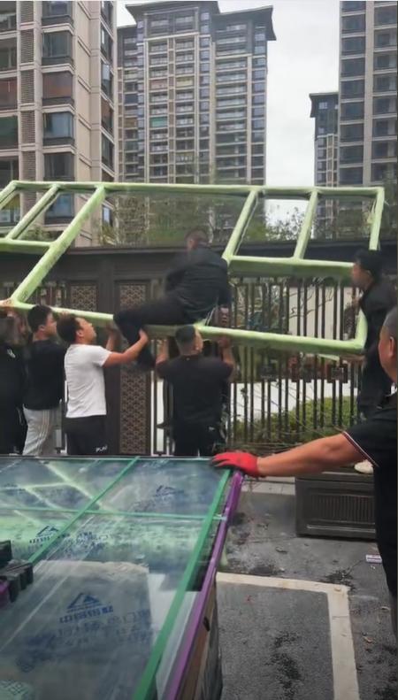 业主自己做的窗户物业不让进小区