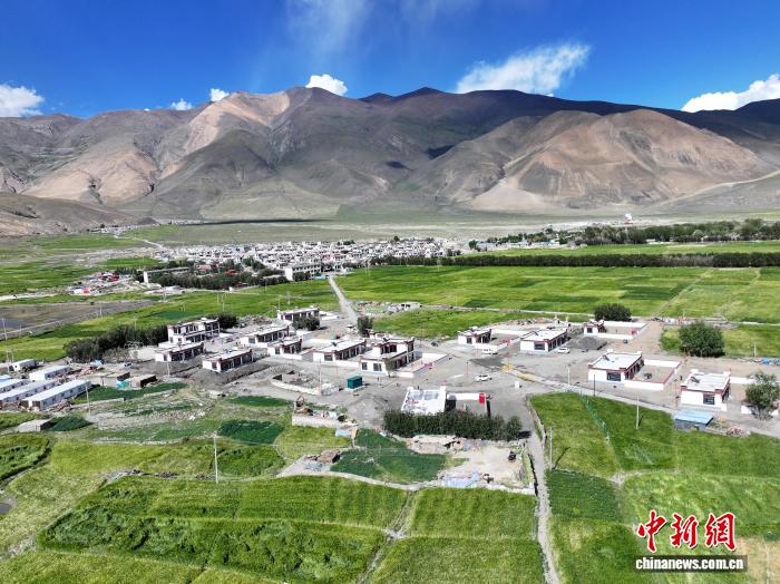 (辉煌60载 魅力新西藏)西藏日喀则市举行定日6.8级地震灾后恢复重建民房首批入住仪式