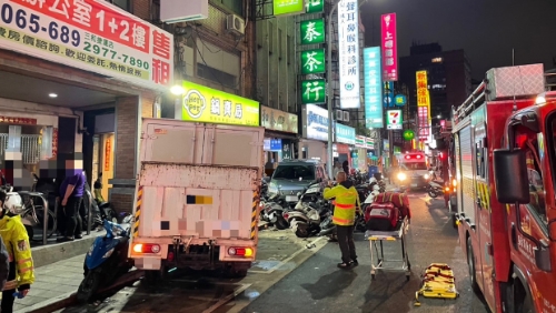 货车驾驶打瞌睡撞对向车辆，一名女子双腿骨折送医命危，现场共20车遭受波及。