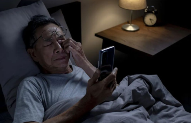 比年轻人更沉迷刷手机的竟然是老年人？5招帮爸妈戒“网瘾”