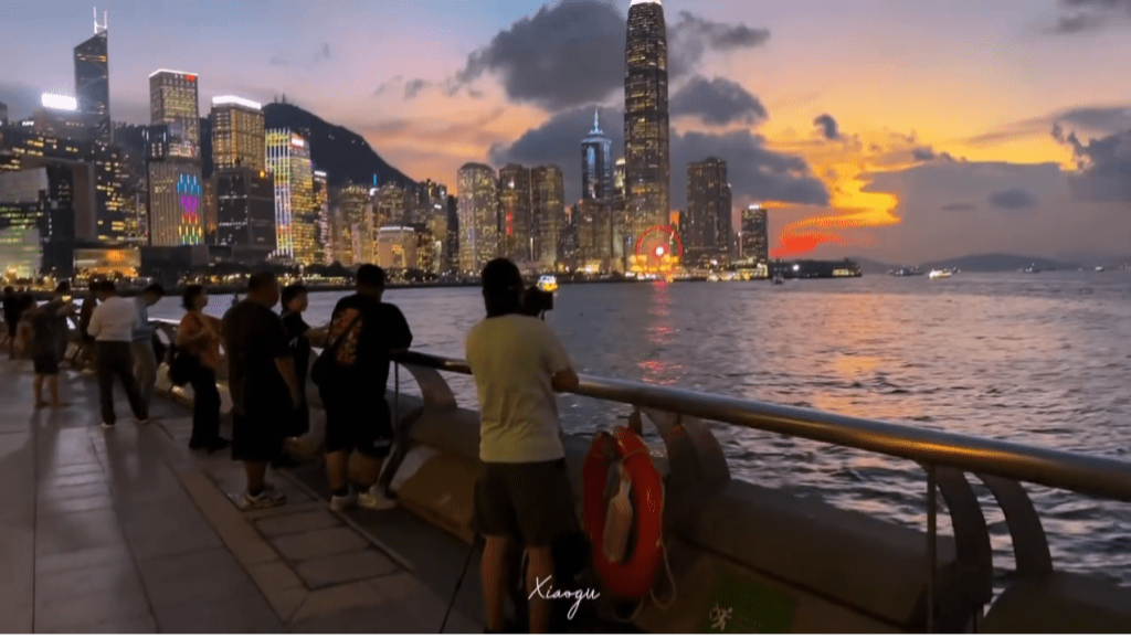 影片的拍摄地点为尖沙咀海傍,片长约8秒,当时正值黄昏时分,橘黄色余晖与淡蓝色天空 影片的拍摄地点为尖沙咀海傍,片长约8秒,当时正值黄昏时分,橘黄色余晖与淡蓝色天空