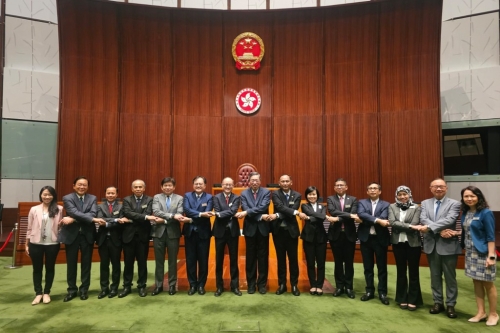 梁君彦接待了来自东盟10个成员国的驻港领事。 梁君彦FB 梁君彦接待了来自东盟10个成员国的驻港领事。 梁君彦FB
