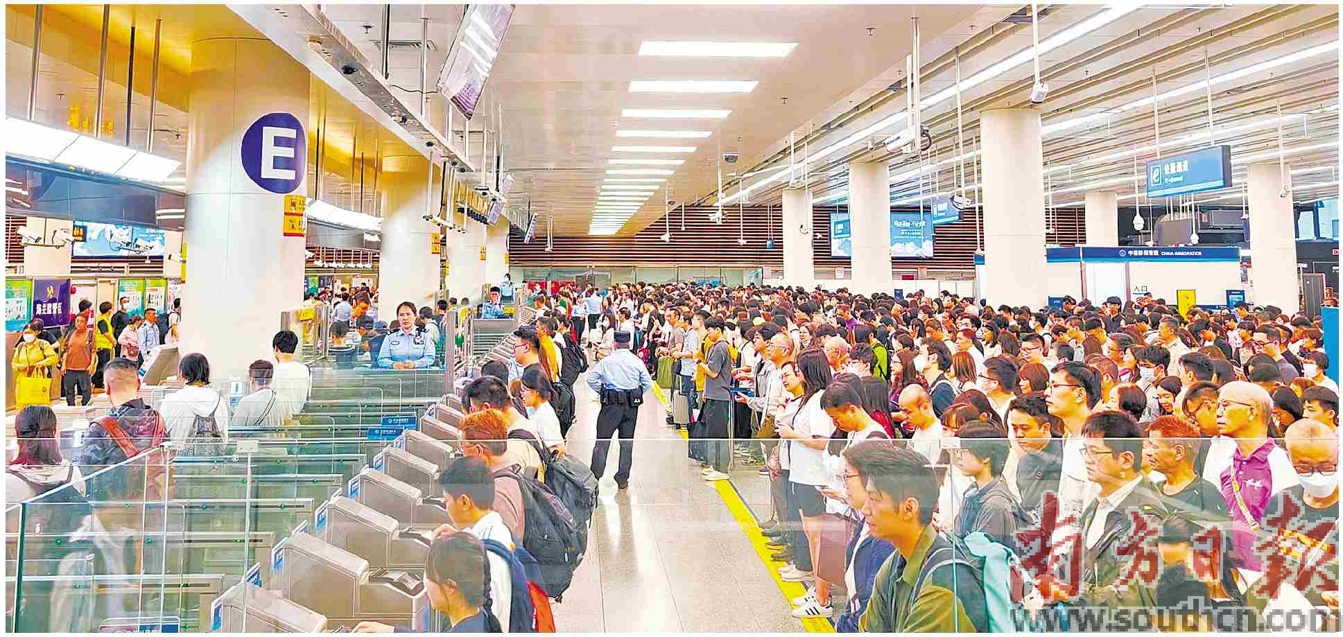深港口岸迎来国庆中秋客流高峰，大批港澳居民顺利通关。南方日报记者 鲁力 通讯员 黄俊生 摄