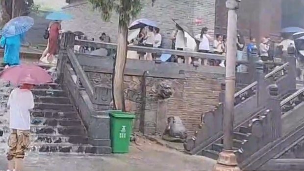 游客图入内避雨遭拒，少林寺解释因文物场所。