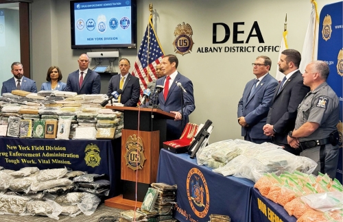 当局破获纽约贩毒集团，一华人在内13人被捕。 缉毒局