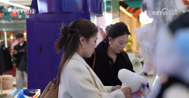 小玩偶穿出大市场 小小“娃衣”为何“出圈”？