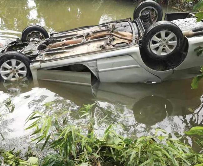 小汽车坠河公交司机飞奔下水救援 生死瞬间显英雄本色