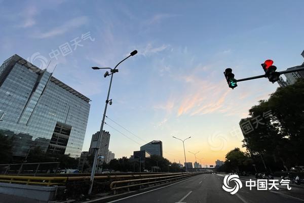 北京今天白天晴间多云，最高气温28℃，早晚体感偏凉