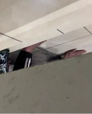 女子同一公厕两遭趴地偷窥