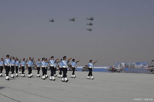 印度空军日大阅兵 士兵表演旋转步枪