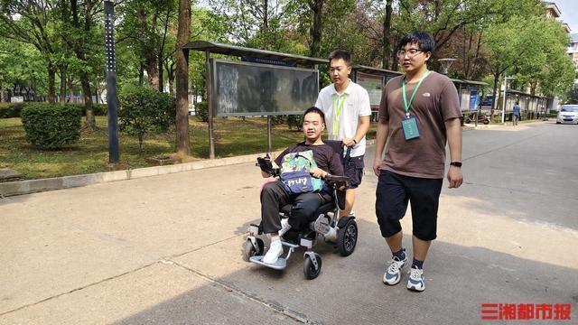 轮椅男孩考上研 师生组团接送报到