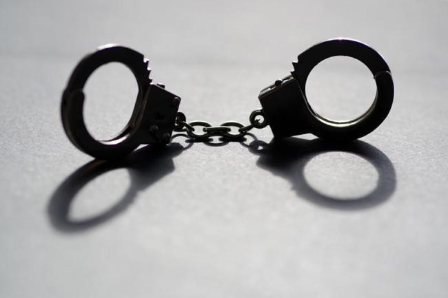 男子骗情人6万给妻女开销被判三年